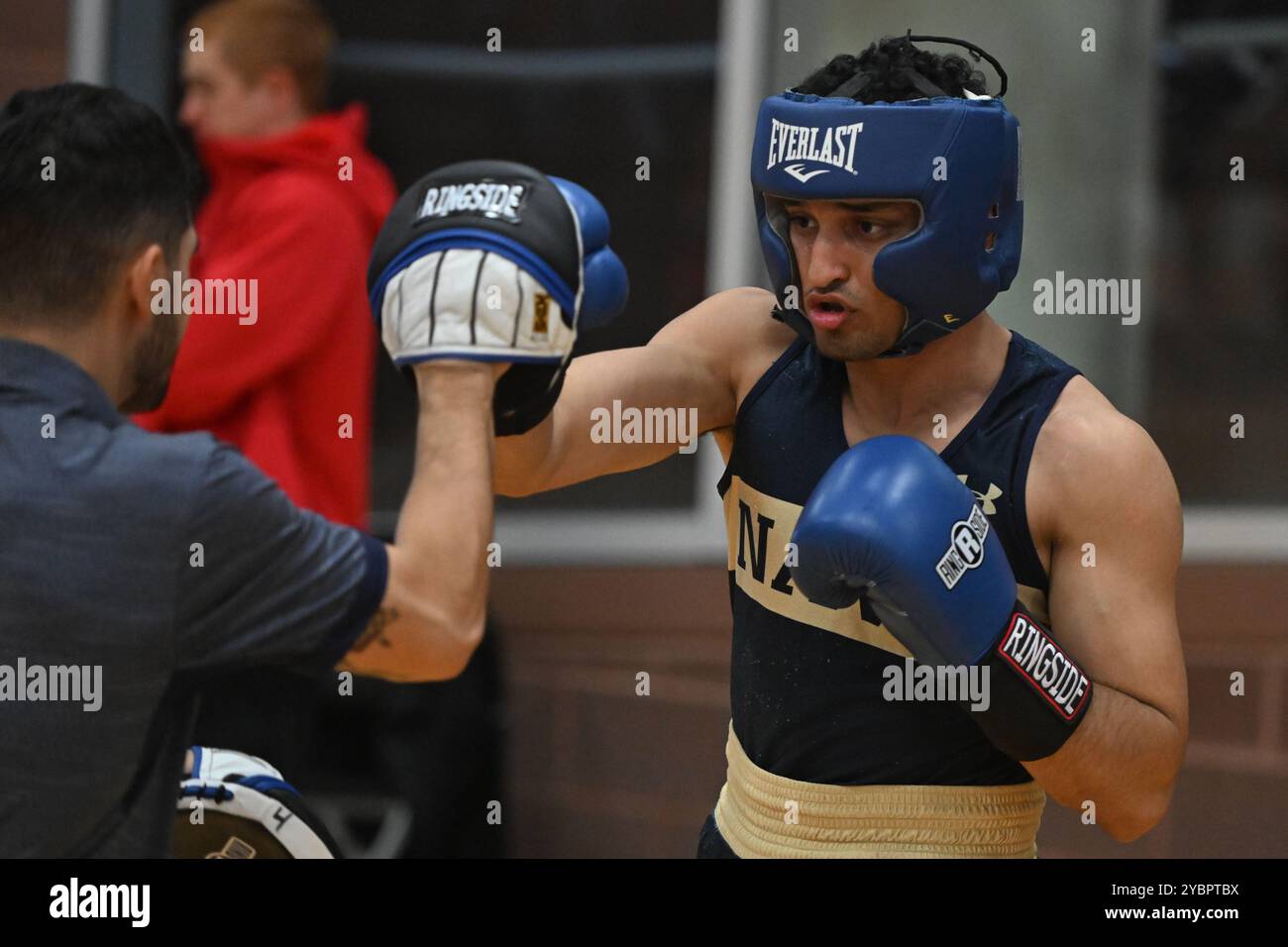 Columbus, Ohio, États-Unis. 19 octobre 2024. Malek Ghodhbani de la Navy se réchauffe avant d'affronter Aiden Poling de l'État de l'Ohio dans la catégorie hommes de 172 lb au Buckeye Brawl 2024 à Columbus, Ohio, États-Unis. Crédit : Brent Clark/Alamy Live News Banque D'Images