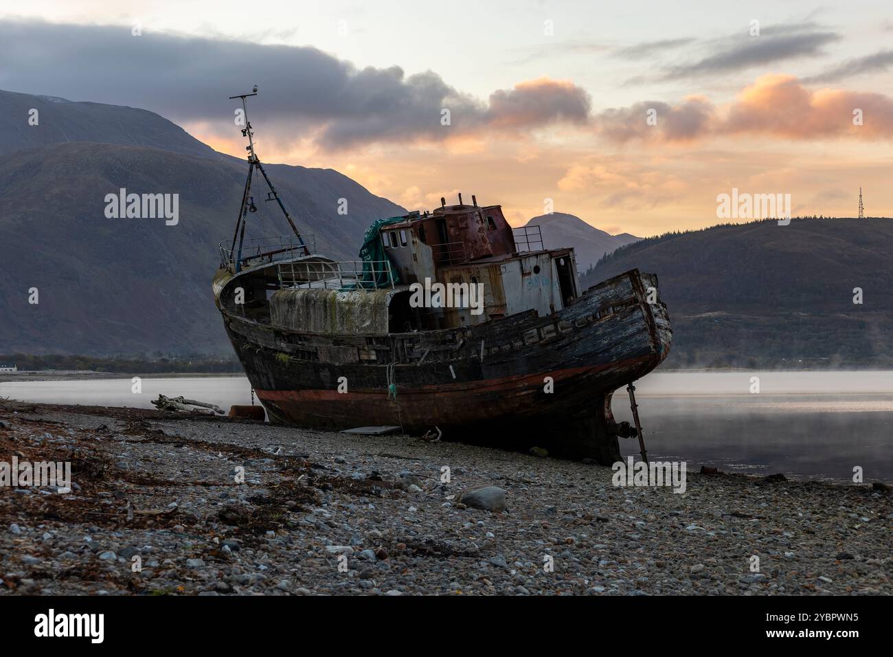 Corpach Shipwreck, Corpach, NR Fort William, Highlands écossais. Lever du soleil Banque D'Images