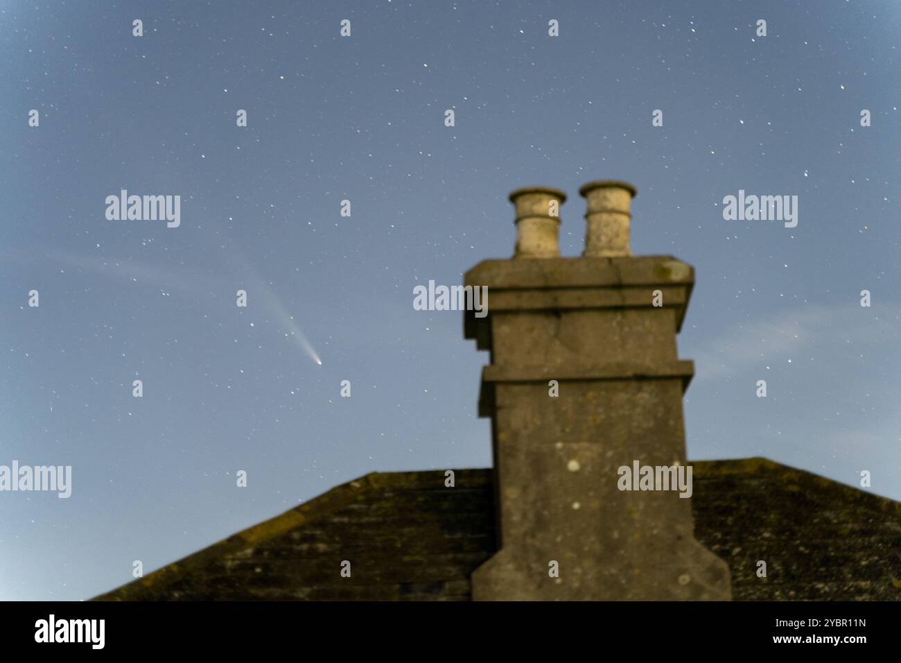 Kent, Royaume-Uni. 19 octobre 2024. Météo britannique. La comète C/2023 A3 Tsuchinshan-ATLAS brille dans la nuit au-dessus du sud-est de l'Angleterre. La comète A3 a été découverte à l'observatoire de la montagne pourpre à Nanjing, en Chine, en janvier 2023. Crédit : Xiu Bao/Alamy Live News Banque D'Images