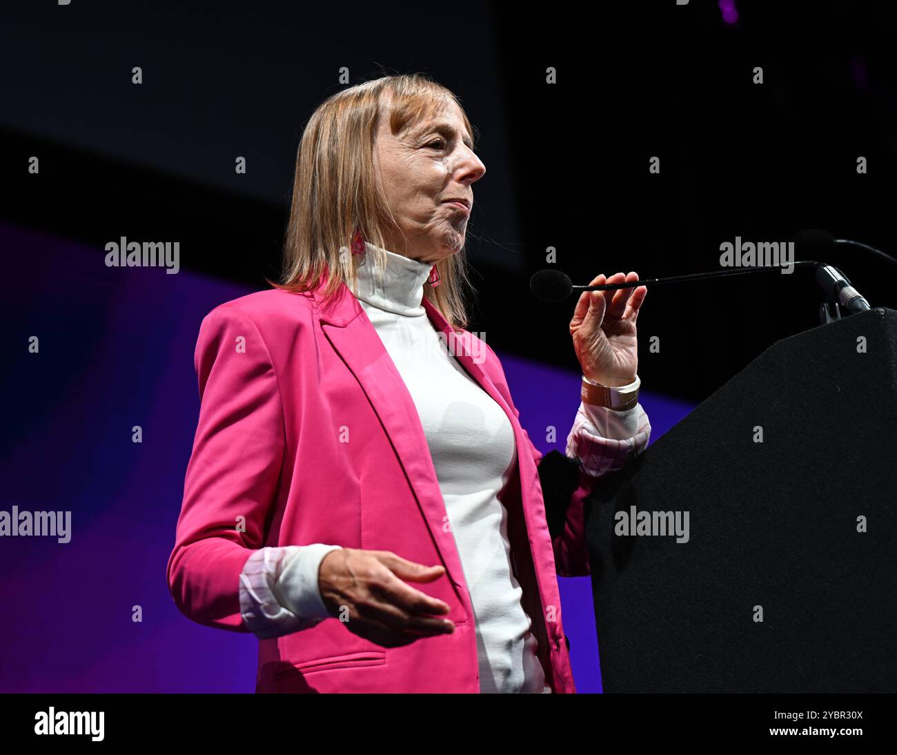 LONDRES, ROYAUME-UNI. 19 octobre 2024. Conférencière Medea Benjamin de la co-fondatrice Code Pink à la Conférence internationale lors de l'exposition Global Peace & Unity Festival 2024 à Excel Londres, Royaume-Uni. (Photo de 李世惠/Voir Li/Picture Capital) crédit : Voir Li/Picture Capital/Alamy Live News Banque D'Images