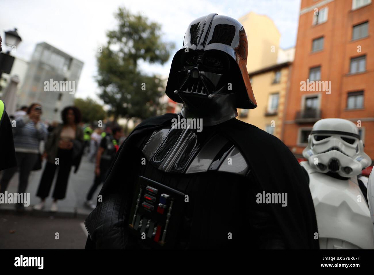 Madrid, Espagne. 19 octobre 2024. Une armée de fans habillés comme des personnages de la série Star Wars a défilé dans les rues du centre de Madrid cet après-midi pour sensibiliser le public au cancer lors d'une nouvelle édition de l'événement caritatif « Training Day ». 500 personnes habillées en membres de l'armée impériale et d'autres personnages de la saga Star Wars ont défilé. Crédit : D. Canales Carvajal/Alamy Live News Banque D'Images