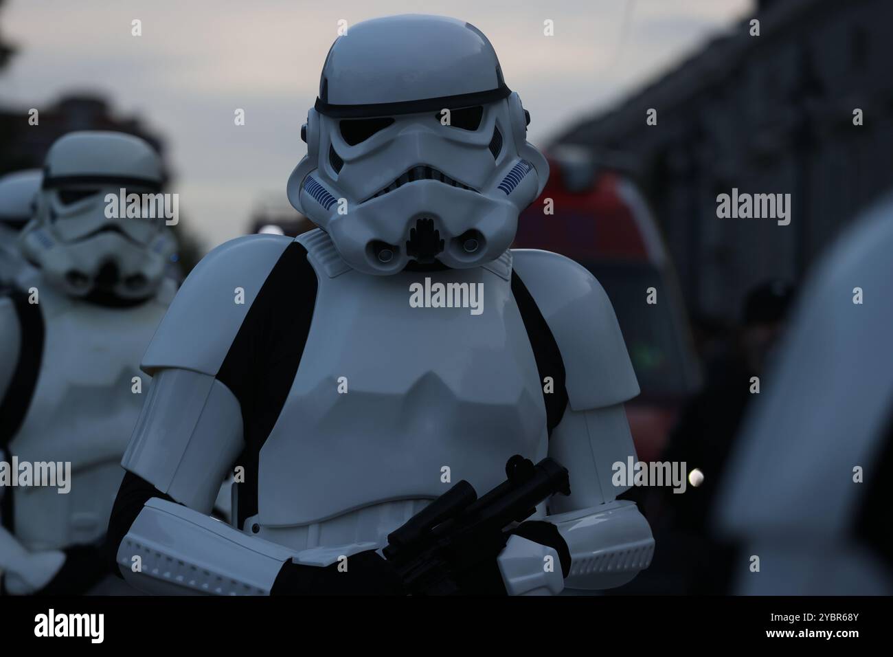 Madrid, Espagne. 19 octobre 2024. Une armée de fans habillés comme des personnages de la série Star Wars a défilé dans les rues du centre de Madrid cet après-midi pour sensibiliser le public au cancer lors d'une nouvelle édition de l'événement caritatif « Training Day ». 500 personnes habillées en membres de l'armée impériale et d'autres personnages de la saga Star Wars ont défilé. Crédit : D. Canales Carvajal/Alamy Live News Banque D'Images