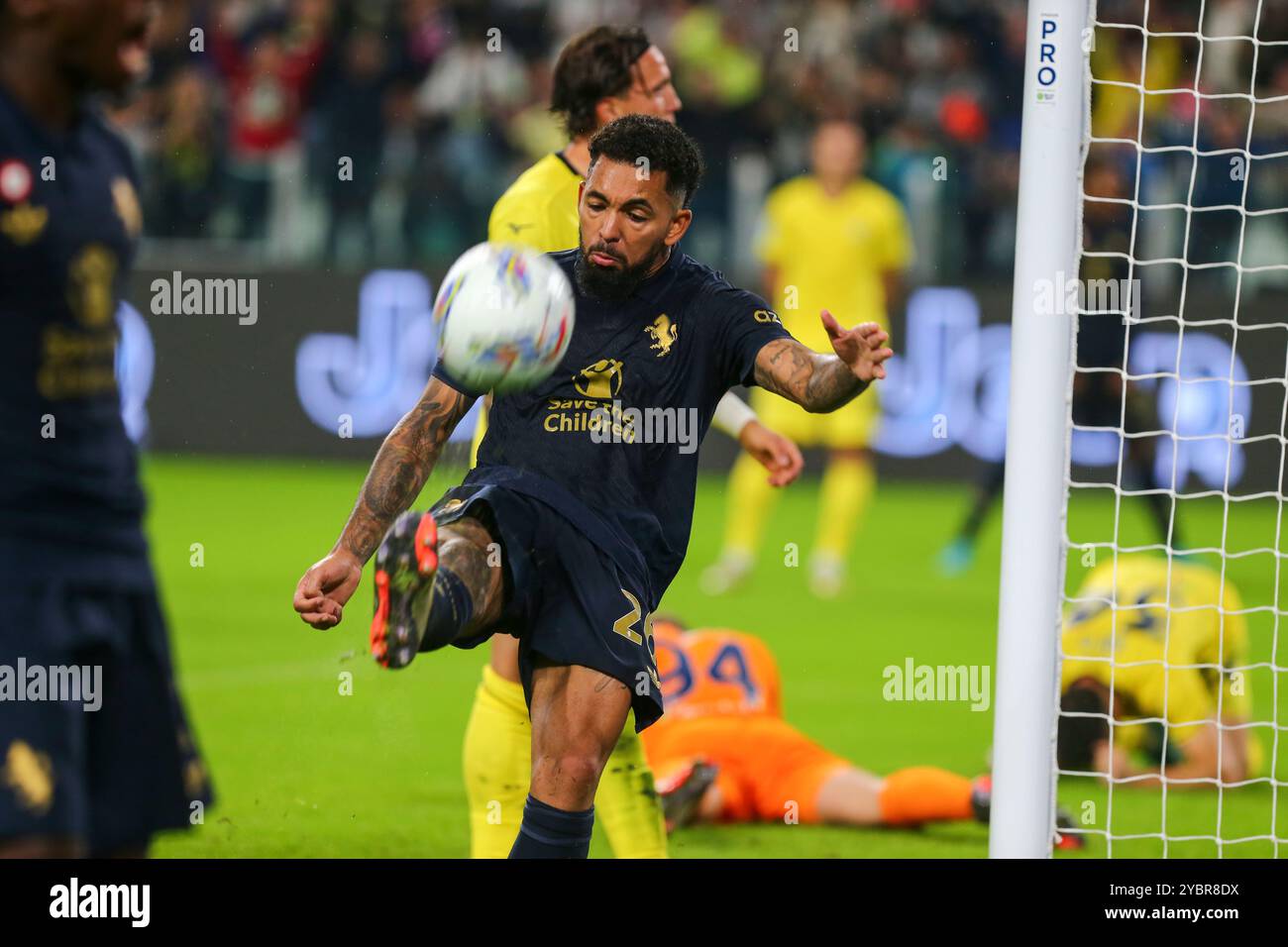 Douglas Luiz du Juventus FC lors du match de Serie A entre le Juventus FC et le SS Lazio le 19 octobre 2024 au stade Allianz de Turin, en Italie. Banque D'Images