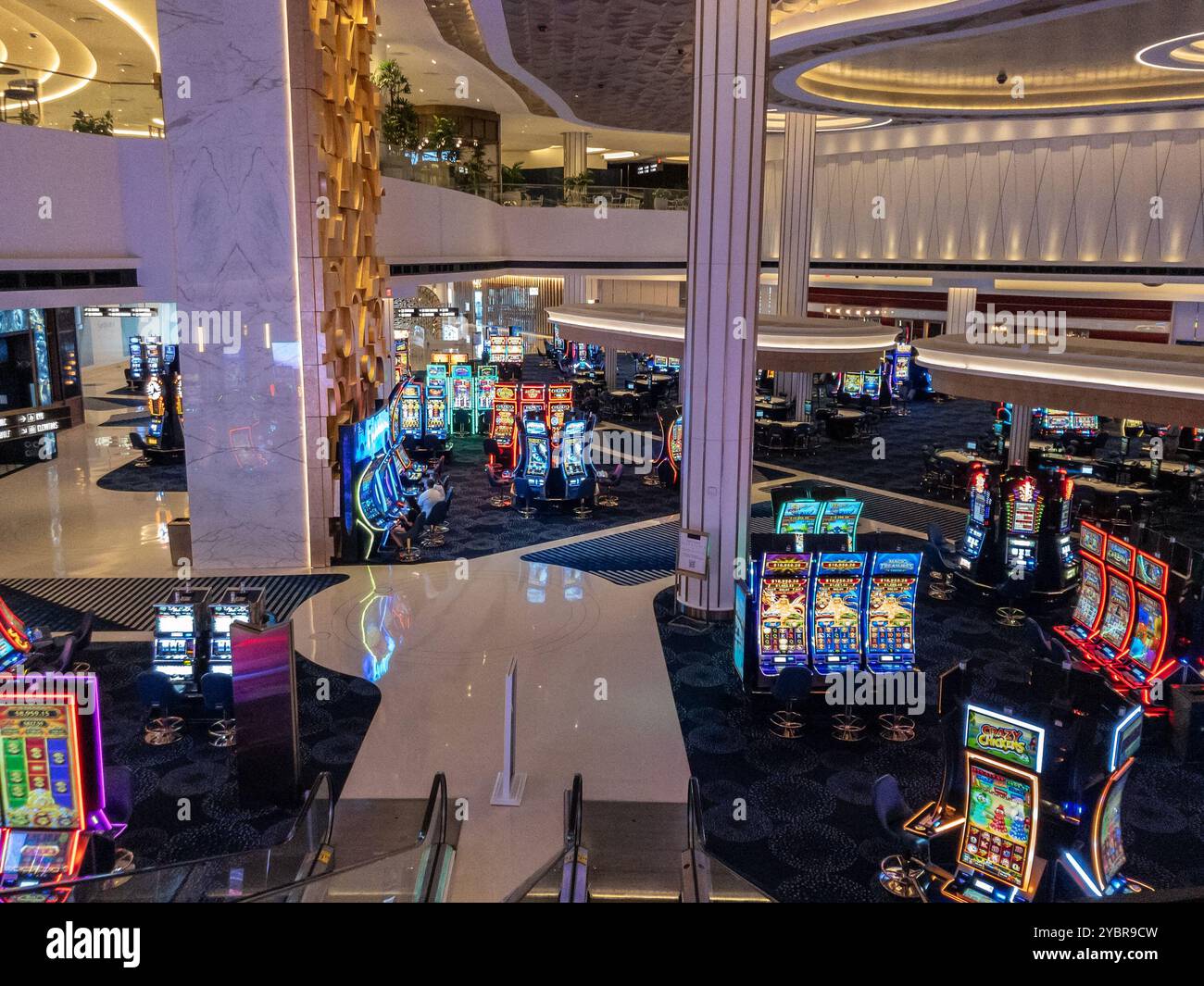 LAS VEGAS - 19 AOÛT 2024 : une vue à l'intérieur du Casino Fontainebleau à Las Vegas, avec une variété de machines à sous et l'intérieur luxueux du casino Banque D'Images