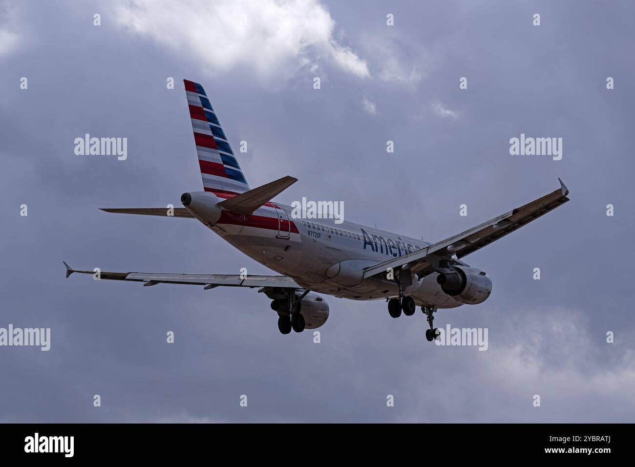 Aéroport international El Paso Aéroport 10-19-24 El Paso TX USA American Airlines Airbus A319 N772XF en finale pour 22 à l'aéroport international d'El Paso Banque D'Images
