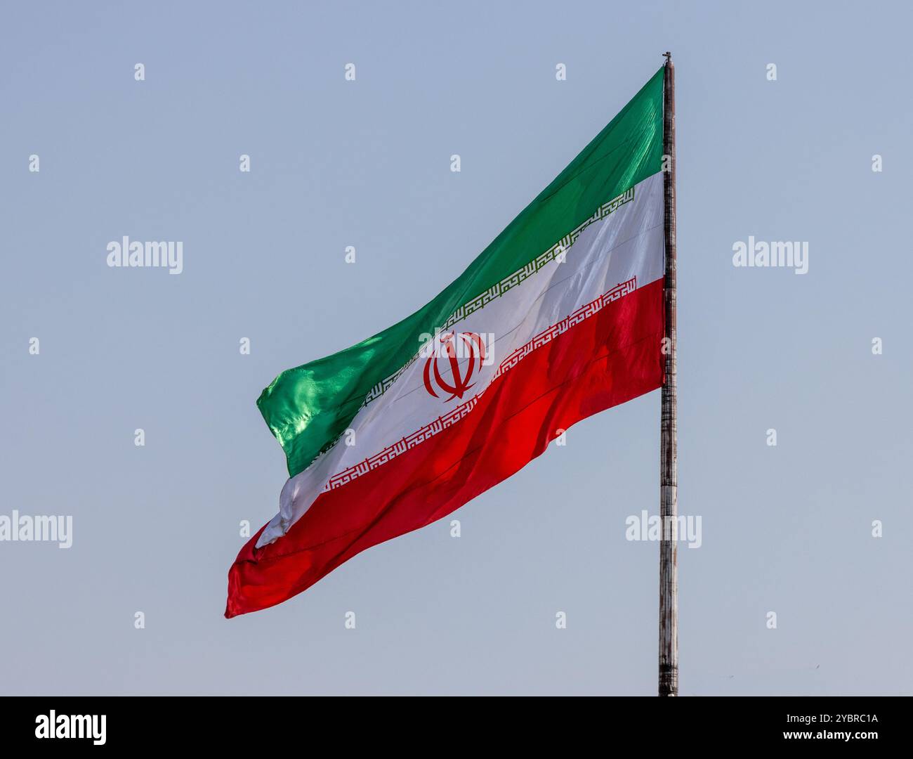 Drapeau iranien agitant au vent. Vrai drapeau de l'Iran Banque D'Images