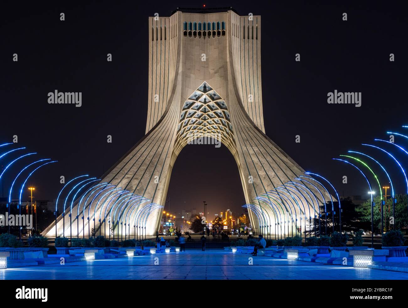 Téhéran Iran septembre 26 2024 : Tour Azadi à Téhéran la nuit, la capitale de l'Iran Banque D'Images