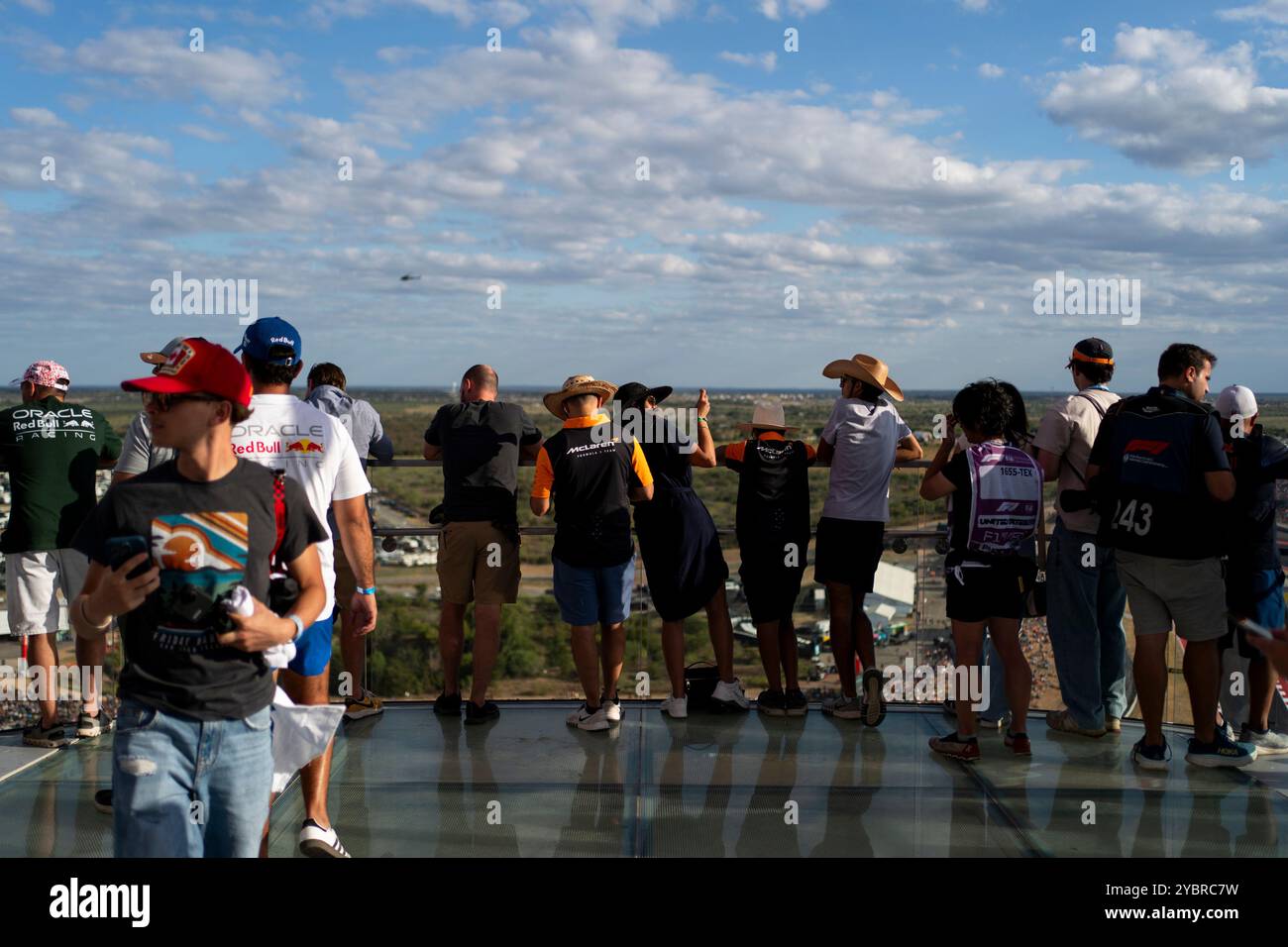 Austin, États-Unis. 19 octobre 2024. Les fans au-dessus de la tête regardent les qualifications pour le Grand Prix de formule 1 des États-Unis sur le circuit des Amériques à Austin, Texas, le samedi 19 octobre 2024. Photo de Greg Nash/UPI crédit : UPI/Alamy Live News Banque D'Images