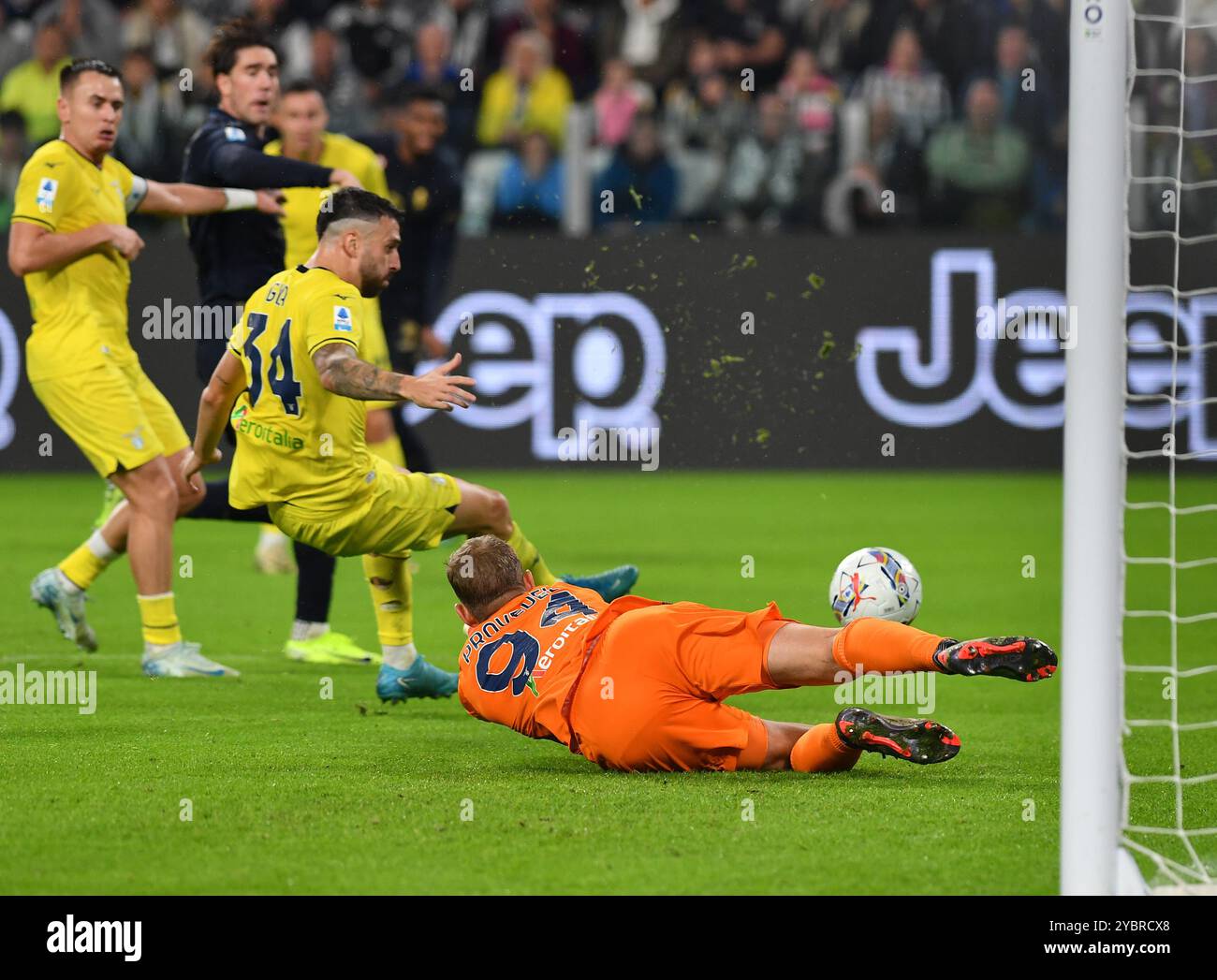 Turin, Italie. 19 octobre 2024. Mario Gila (2e R) du Latium marque son propre but lors d'un match de football de Serie A entre la Juventus et le Latium à Turin, Italie, Oct. 19, 2024. Crédit : Federico Tardito/Xinhua/Alamy Live News Banque D'Images Turin, Italie. 19 octobre 2024. Mario Gila (2e R) du Latium marque son propre but lors d'un match de football de Serie A entre la Juventus et le Latium à Turin, Italie, Oct. 19, 2024. Crédit : Federico Tardito/Xinhua/Alamy Live News Banque D'Images