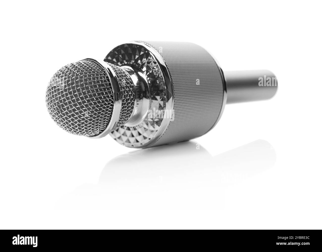 Un microphone karaoké argenté isolé sur blanc Banque D'Images Un microphone karaoké argenté isolé sur blanc Banque D'Images