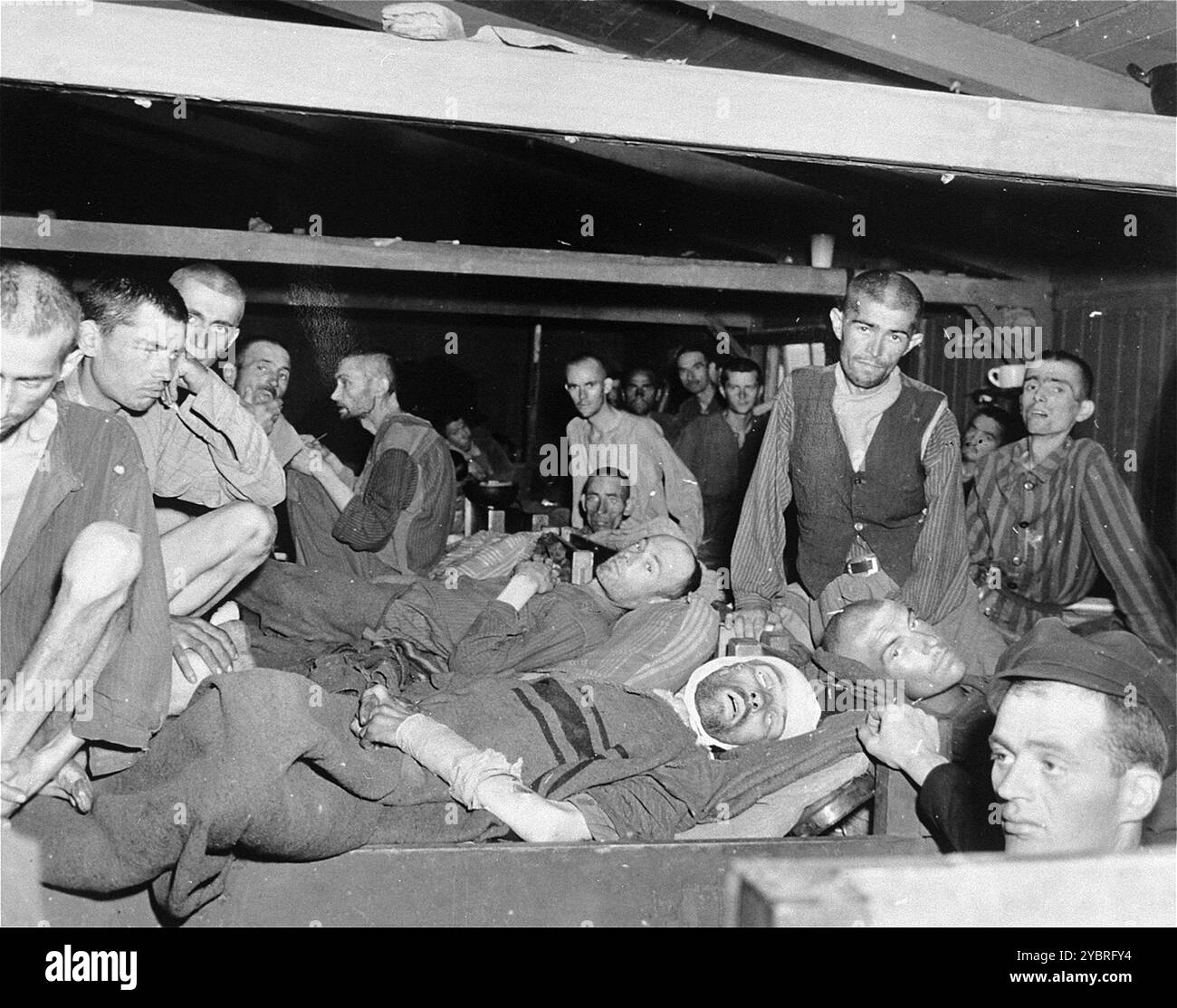Survivants à l'infirmerie du camp de concentration de Linz le jour de leur libération. L'infirmerie dans les camps de concentration n'était guère plus qu'un endroit pour laisser mourir les malades. Banque D'Images