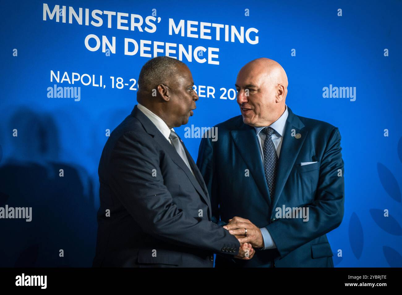 Le secrétaire à la Défense Lloyd J. Austin III accueille le ministre italien de la Défense Guido Crosetto lors de la toute première réunion des ministres de la Défense du G7 à Naples, Italie, le 19 octobre 2024. (Photo DOD de Chad J. McNeeley) Banque D'Images