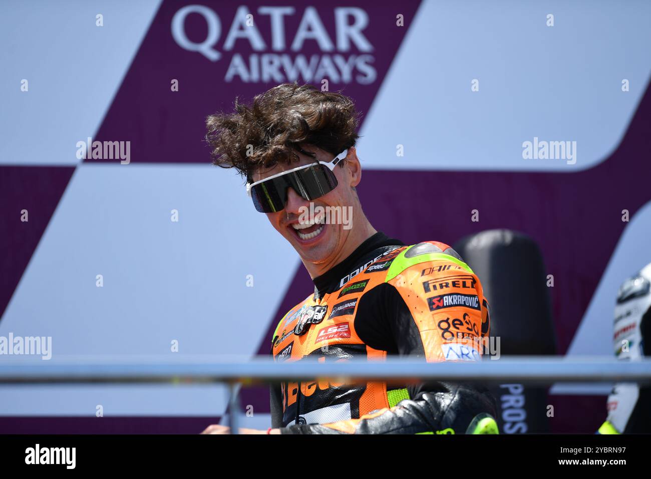 MELBOURNE, AUSTRALIE. 20 octobre 2024. Sur la photo : Fermin Aldeguer, #54 en Espagne, qui roule pour SpeedUp Racing célèbre avoir remporté l'Australian Moto2 Race sur le podium au Qatar Airways Australian Motorcycle Grand Prix 2024 qui s'est tenu sur le circuit de Phillip Island. Crédit : Karl Phillipson/Alamy Live News Banque D'Images