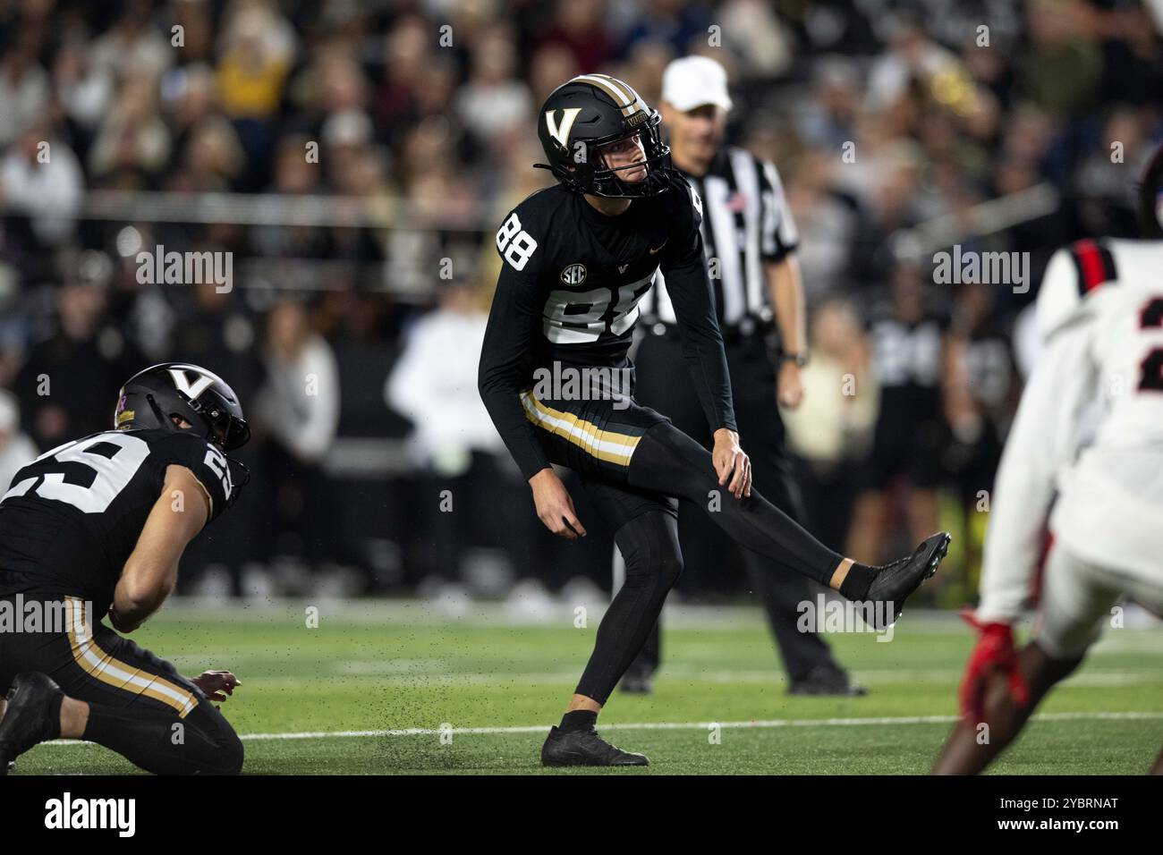 Nashville, Tennessee, États-Unis. 19 octobre 2024. Brock Taylor (88), le joueur de place des Commodores du Vanderbilt, frappe un field goal lors de son match contre les Commodores du Vanderbilt. (Crédit image : © Camden Hall/ZUMA Press Wire) USAGE ÉDITORIAL SEULEMENT! Non destiné à UN USAGE commercial ! Crédit : ZUMA Press, Inc/Alamy Live News Banque D'Images Nashville, Tennessee, États-Unis. 19 octobre 2024. Brock Taylor (88), le joueur de place des Commodores du Vanderbilt, frappe un field goal lors de son match contre les Commodores du Vanderbilt. (Crédit image : © Camden Hall/ZUMA Press Wire) USAGE ÉDITORIAL SEULEMENT! Non destiné à UN USAGE commercial ! Crédit : ZUMA Press, Inc/Alamy Live News Banque D'Images