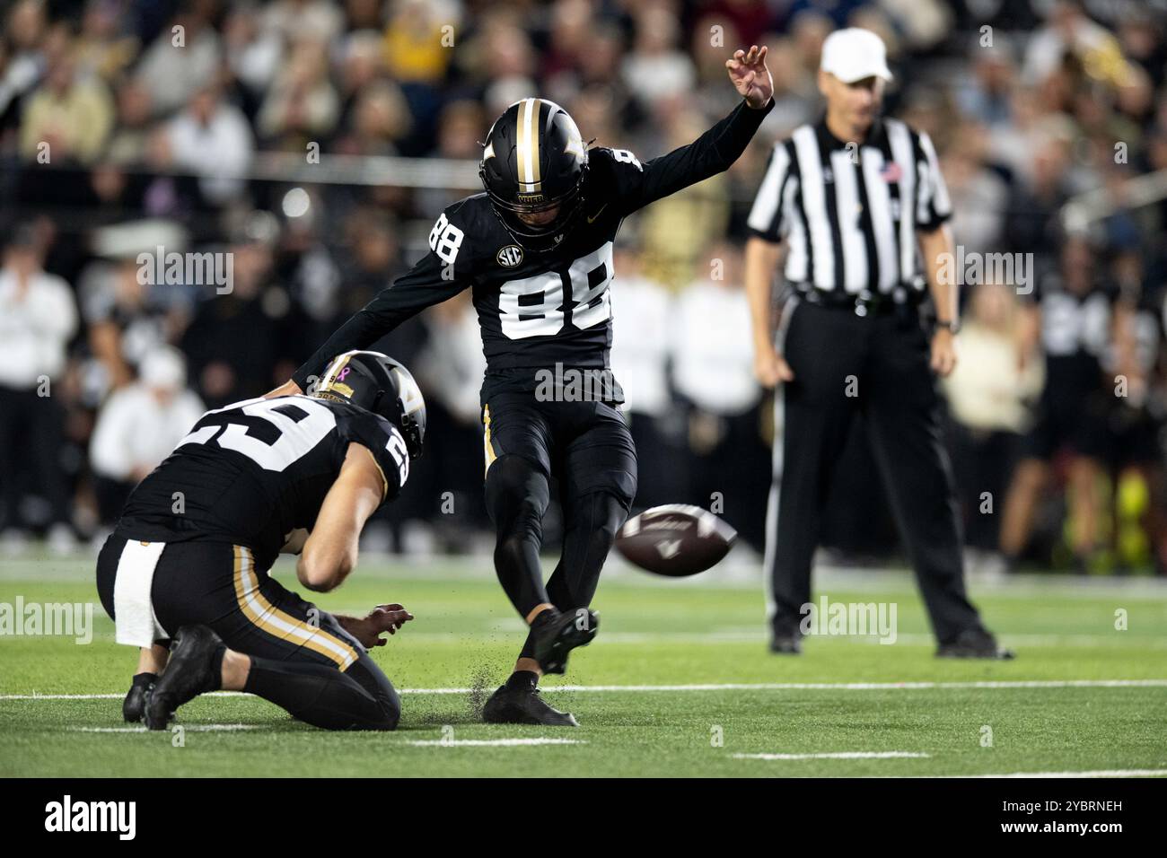 Nashville, Tennessee, États-Unis. 19 octobre 2024. Brock Taylor (88), le joueur de place des Commodores du Vanderbilt, frappe un field goal lors de son match contre les Commodores du Vanderbilt. (Crédit image : © Camden Hall/ZUMA Press Wire) USAGE ÉDITORIAL SEULEMENT! Non destiné à UN USAGE commercial ! Crédit : ZUMA Press, Inc/Alamy Live News Banque D'Images Nashville, Tennessee, États-Unis. 19 octobre 2024. Brock Taylor (88), le joueur de place des Commodores du Vanderbilt, frappe un field goal lors de son match contre les Commodores du Vanderbilt. (Crédit image : © Camden Hall/ZUMA Press Wire) USAGE ÉDITORIAL SEULEMENT! Non destiné à UN USAGE commercial ! Crédit : ZUMA Press, Inc/Alamy Live News Banque D'Images