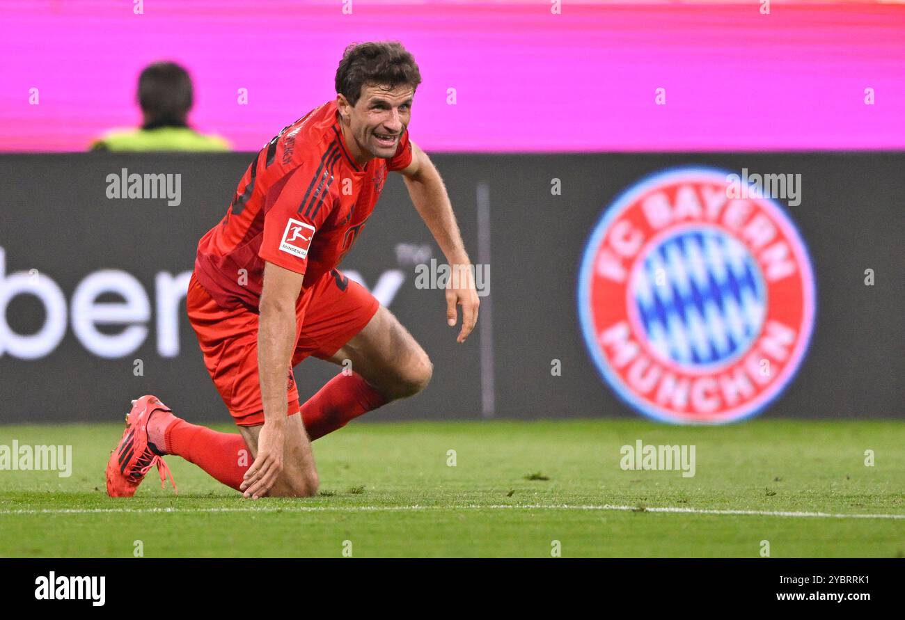 Thomas Mueller FC Bayern Muenchen FCB (25) neues logo FCB FC Bayern Muenchen FCB vs VfB Stuttgart 19.10.2024 LA RÉGLEMENTATION DFL INTERDIT TOUTE UTILISATION DE PHOTOGRAPHIES COMME SÉQUENCES D'IMAGES ET/OU QUASI-VIDÉO Banque D'Images