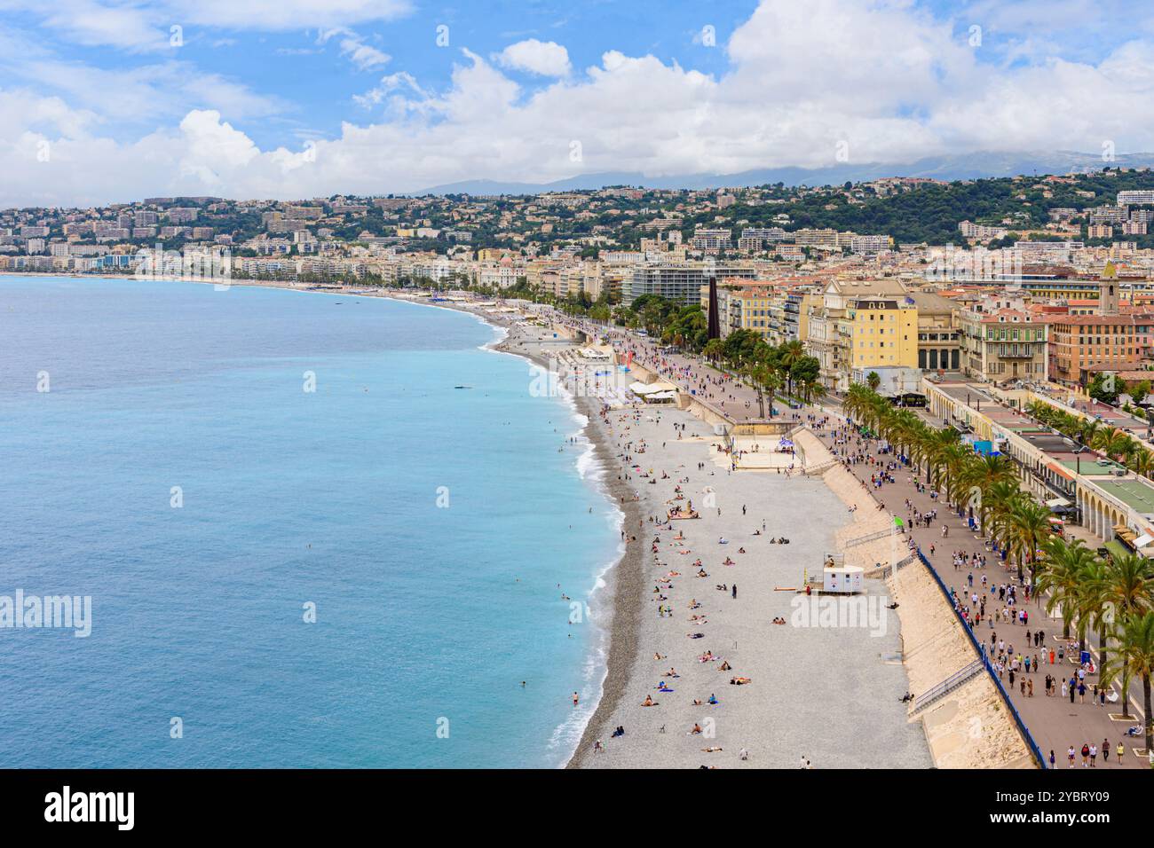 La plage de galets du front de mer de Nice le long de la Promenade des Anglais, Nice, Provence-Alpes-Côte d'Azur, Alpes-Maritimes, France Banque D'Images