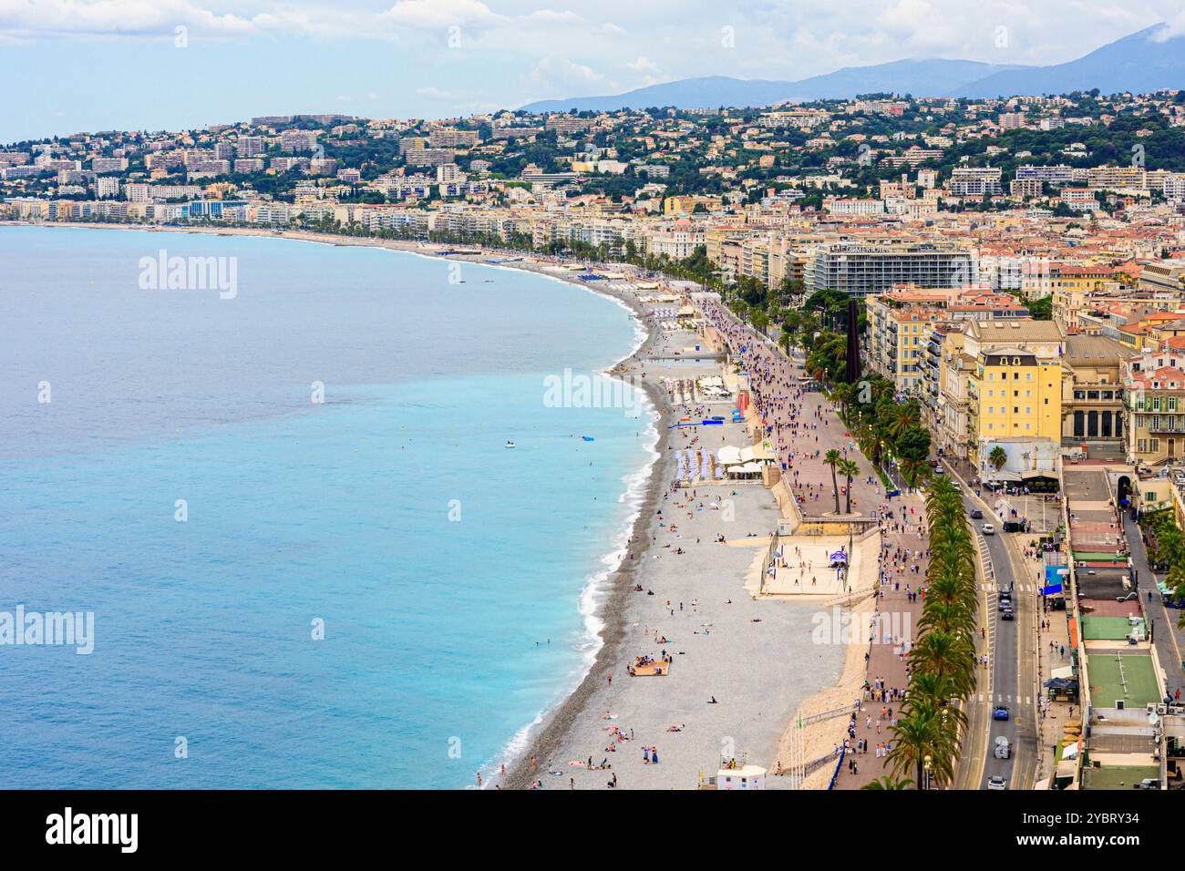 Belle plage et la Promenade des Anglais, Nice, Provence-Alpes-Côte d'Azur, Alpes-Maritimes, France Banque D'Images