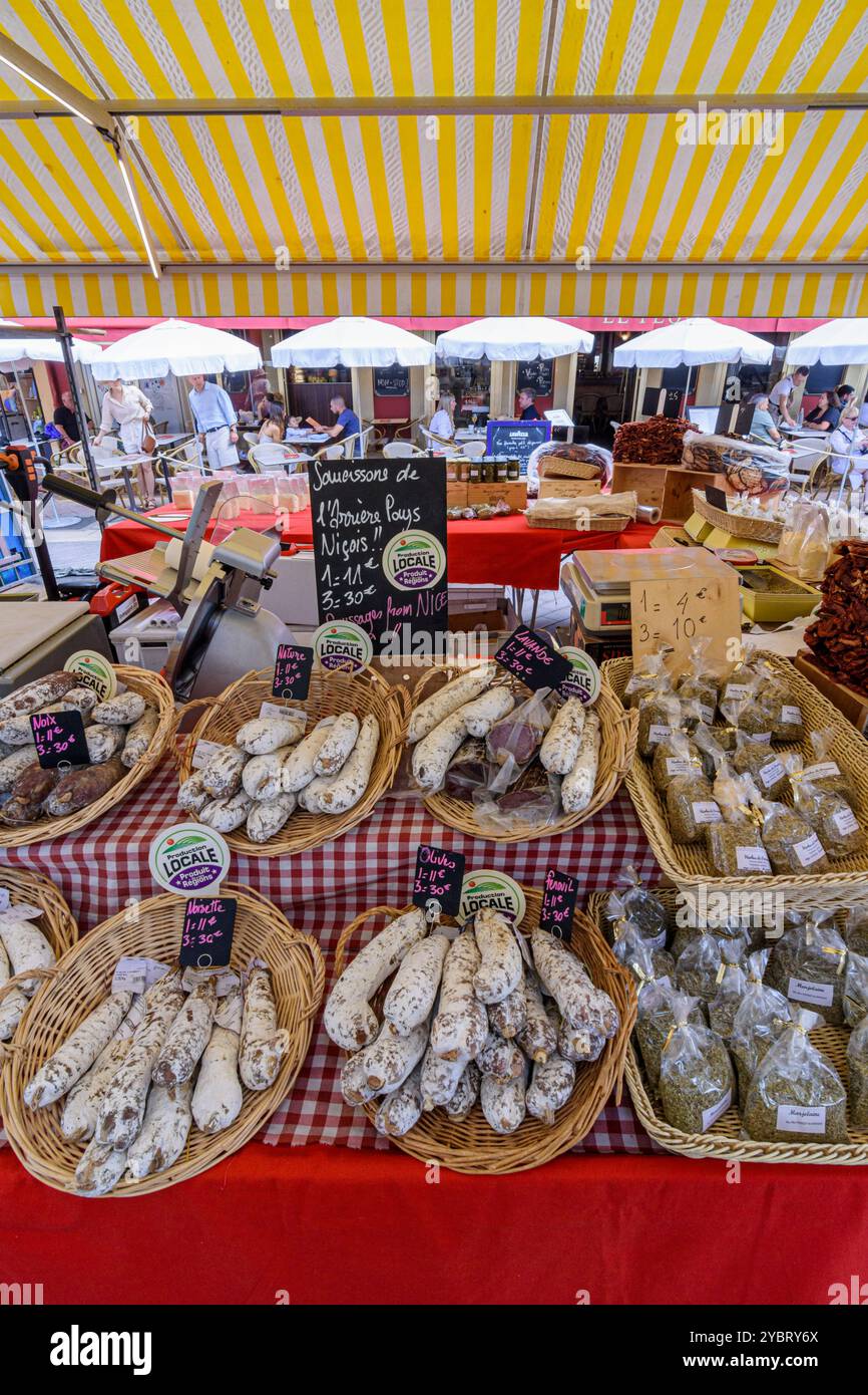 Détail d'un stand de nourriture locale au marché cours Saleya, Nice, Provence-Alpes-Côte d'Azur, Alpes-Maritimes, France Banque D'Images