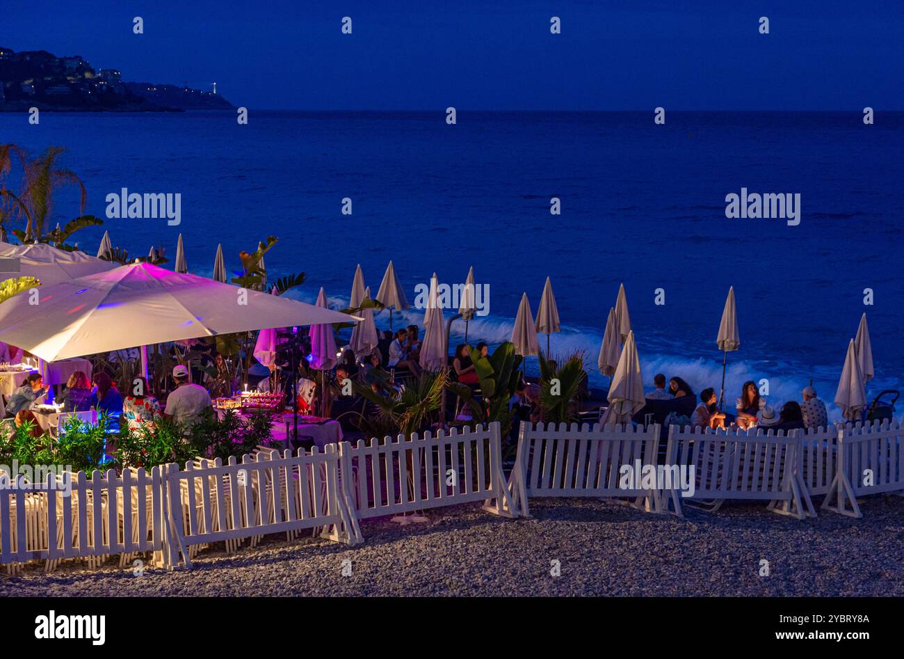 Bar de plage la nuit le long de la Promenade des Anglais, Nice, Provence-Alpes-Côte d'Azur, Alpes-Maritimes, France Banque D'Images