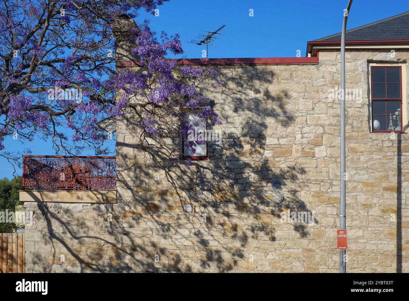 Maison en grès, fenêtres latérales verdoyantes et décoratives en dentelle de fer à Birkenhead point, Drummoyne, Sydney Banque D'Images