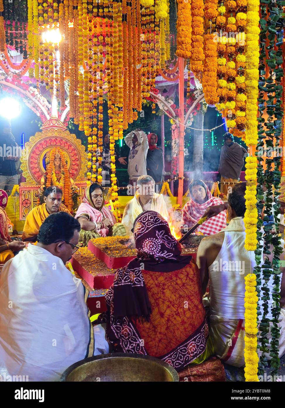 Bhadrak, Odisha, Inde, 17 janvier 2024 : Vishwa Shanti Maha Yagya près du temple du village local. Yajna dans l'hindouisme est un rituel fait devant un feu sacré. Banque D'Images