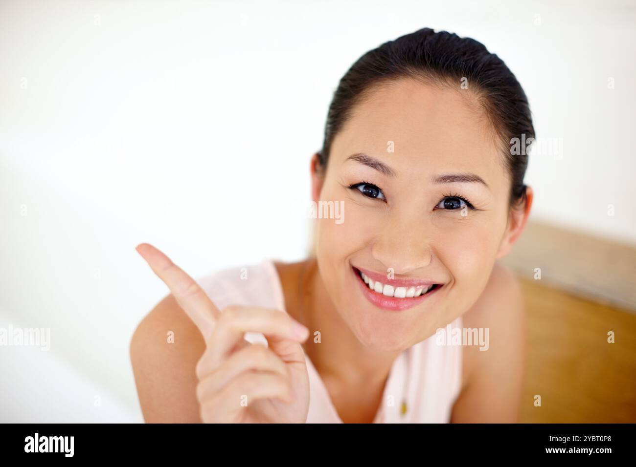 Portrait, sourire et point avec la femme asiatique au bureau pour la direction de carrière, la publicité et l'annonce de l'entreprise. Bonne nouvelle et créative et promotion Banque D'Images