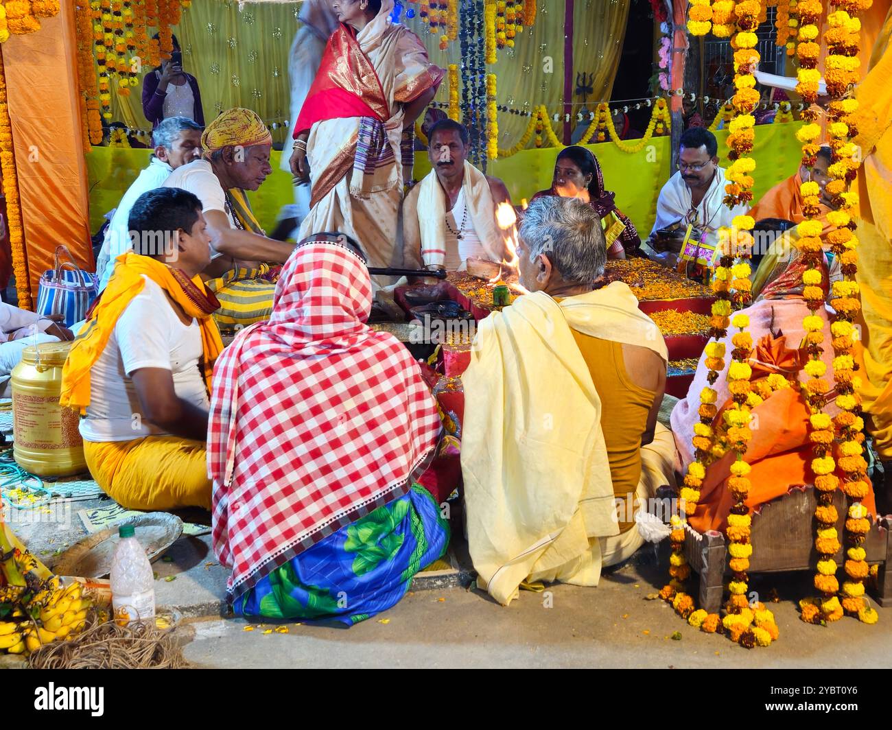 Bhadrak, Odisha, Inde, 17 janvier 2024 : Vishwa Shanti Maha Yagya près du temple du village local. Yajna dans l'hindouisme est un rituel fait devant un feu sacré. Banque D'Images