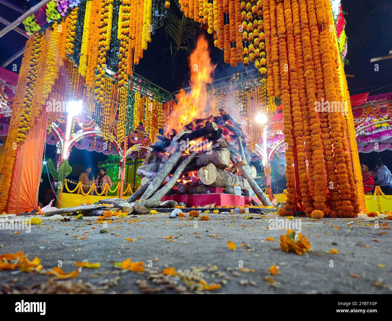 Bhadrak, Odisha, Inde, 17 janvier 2024 : Vishwa Shanti Maha Yagya près du temple du village local. Yajna dans l'hindouisme est un rituel fait devant un feu sacré. Banque D'Images