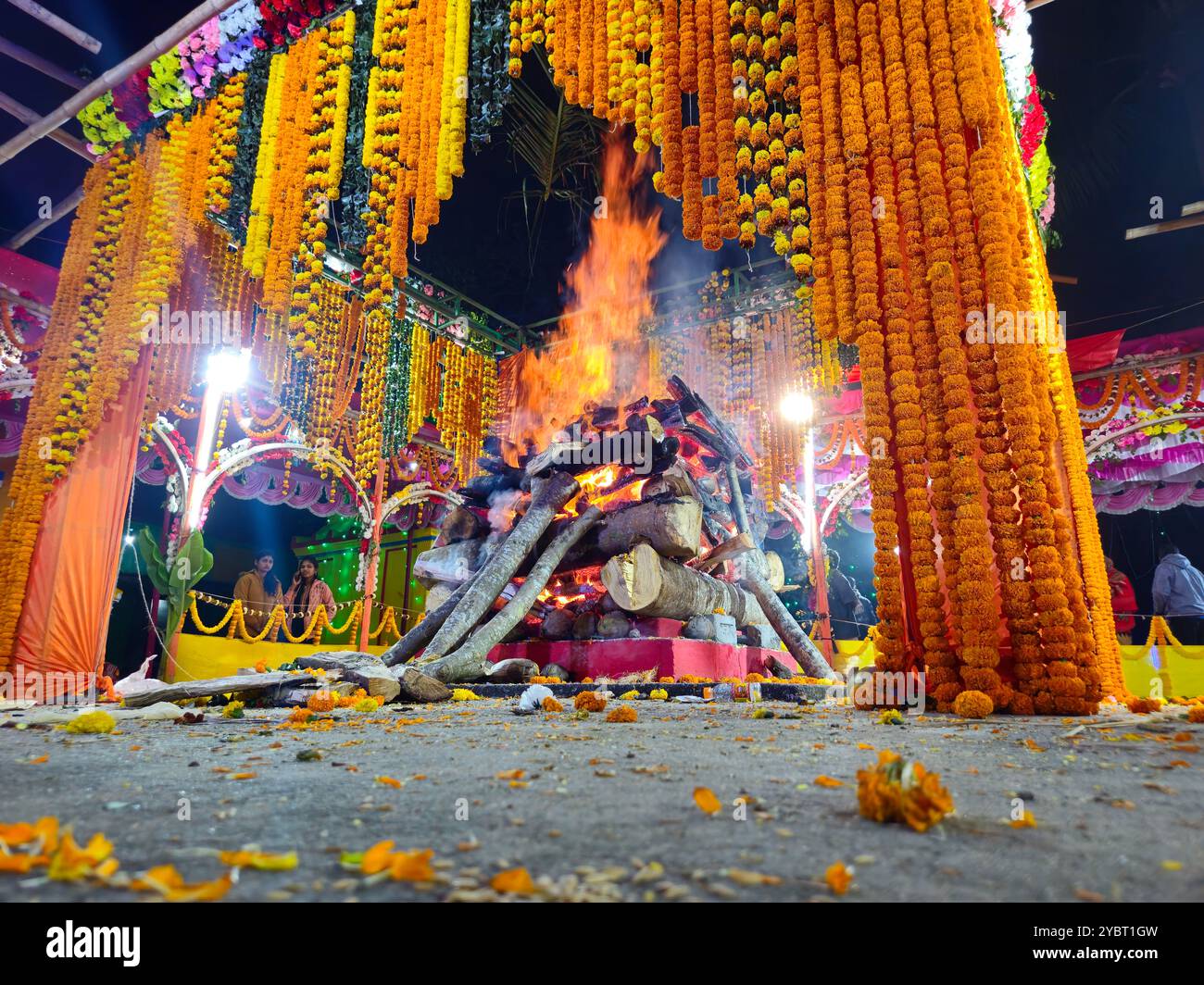 Bhadrak, Odisha, Inde, 17 janvier 2024 : Vishwa Shanti Maha Yagya près du temple du village local. Yajna dans l'hindouisme est un rituel fait devant un feu sacré. Banque D'Images