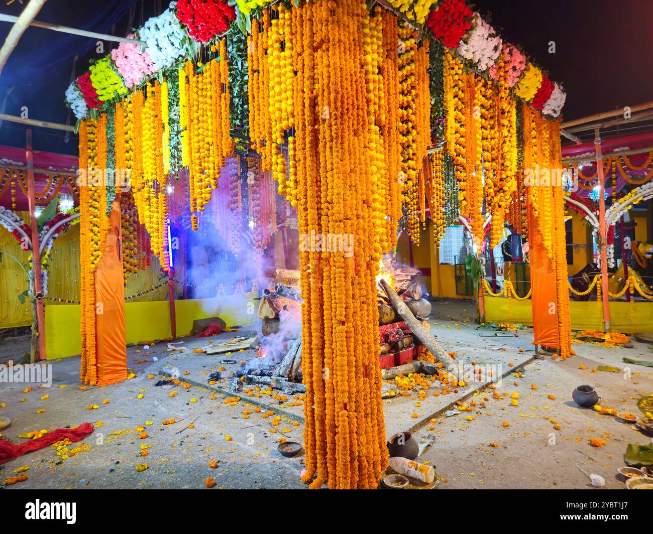 Bhadrak, Odisha, Inde, 17 janvier 2024 : Vishwa Shanti Maha Yagya près du temple du village local. Yajna dans l'hindouisme est un rituel fait devant un feu sacré. Banque D'Images