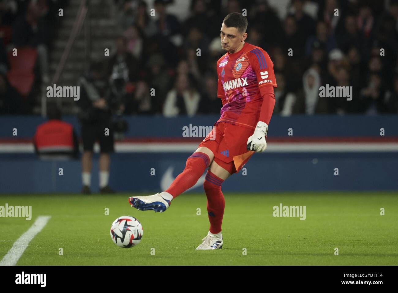 Le gardien de but de Strasbourg Djordje Petrovic lors du championnat de France de Ligue 1 de football entre le Paris Saint-Germain et le RC Strasbourg le 19 octobre 2024 au stade du Parc des Princes à Paris Banque D'Images