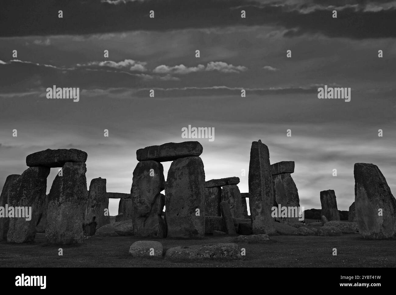 Silhouette de Stonehenge contre le ciel du soir, Salisbury, Angleterre, Grande-Bretagne Banque D'Images