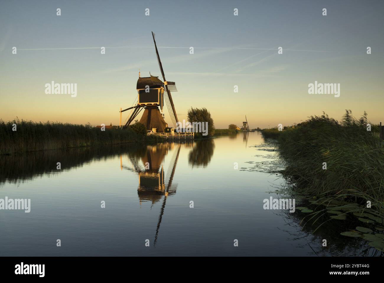 Moulin à vent les Gelkenesmolen Ammersche Boezem le long du canal près de la Dutch village Groot-Ammers Banque D'Images