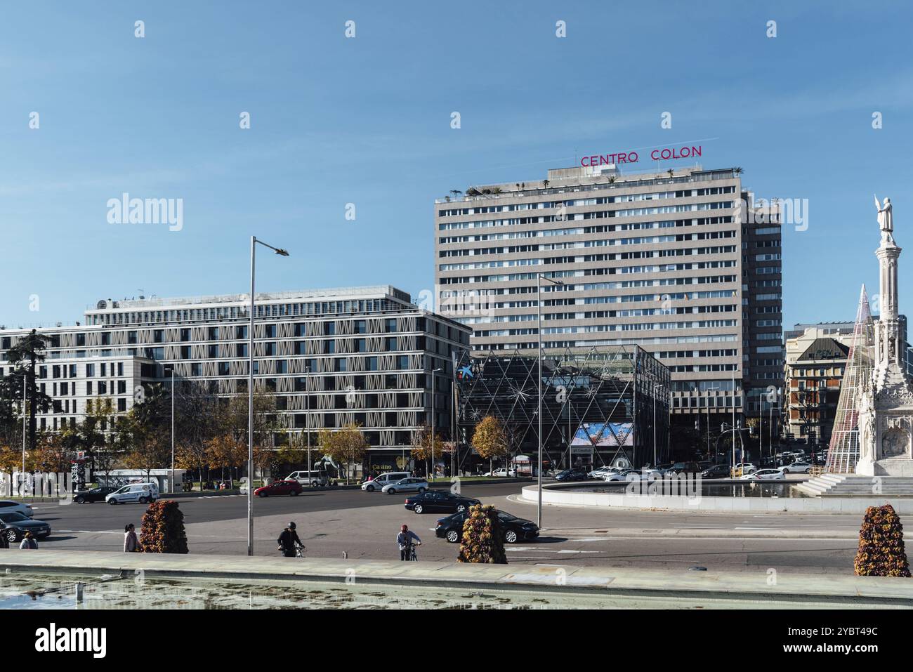 Madrid, Espagne, 12 décembre 2021 : vue panoramique de la place Colon ou de la place Columbus. Monument de Christophe Colomb, Europe Banque D'Images