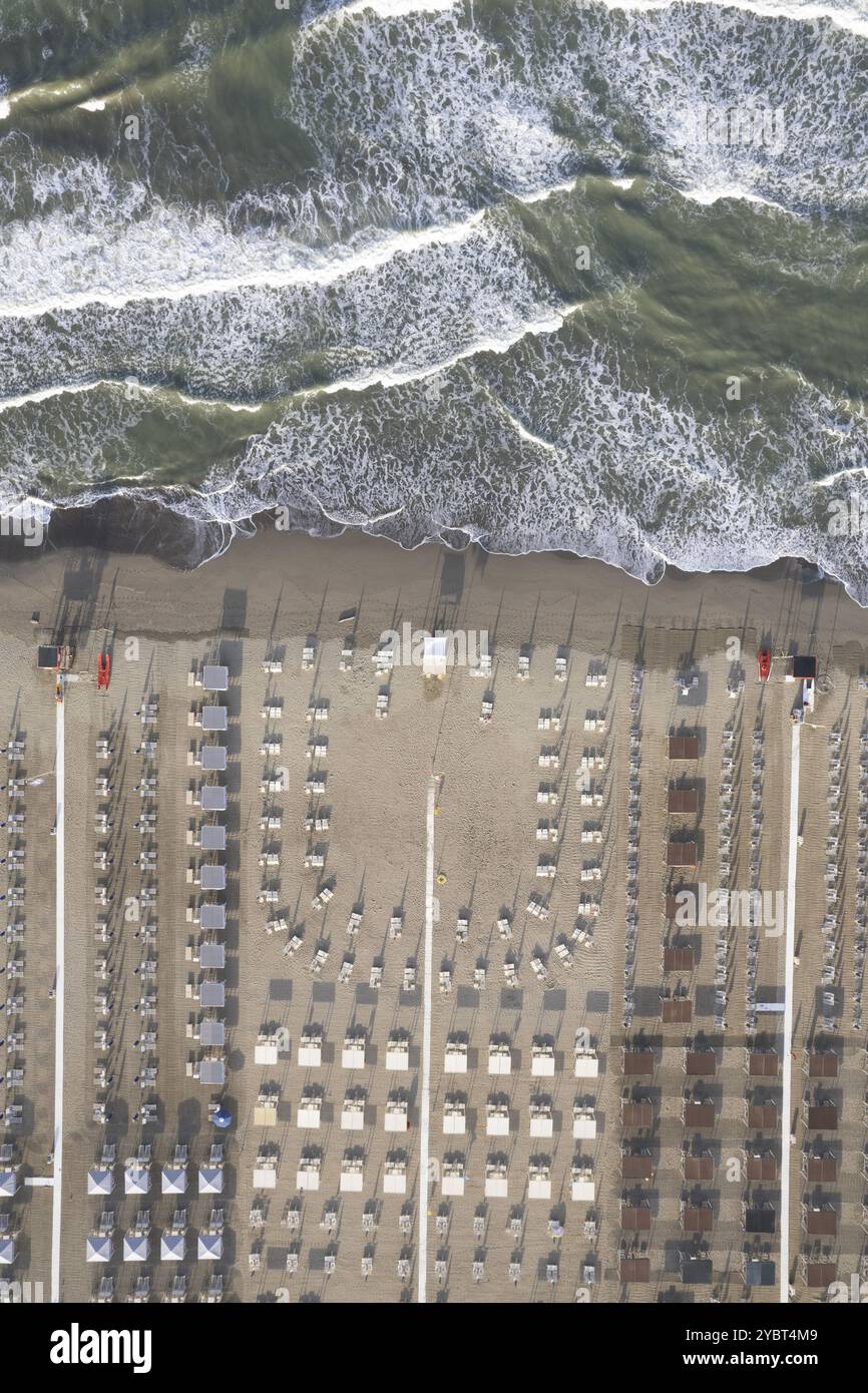 Vue aérienne de la plage de Versilia avec mer agitée photographiée d'en haut Banque D'Images