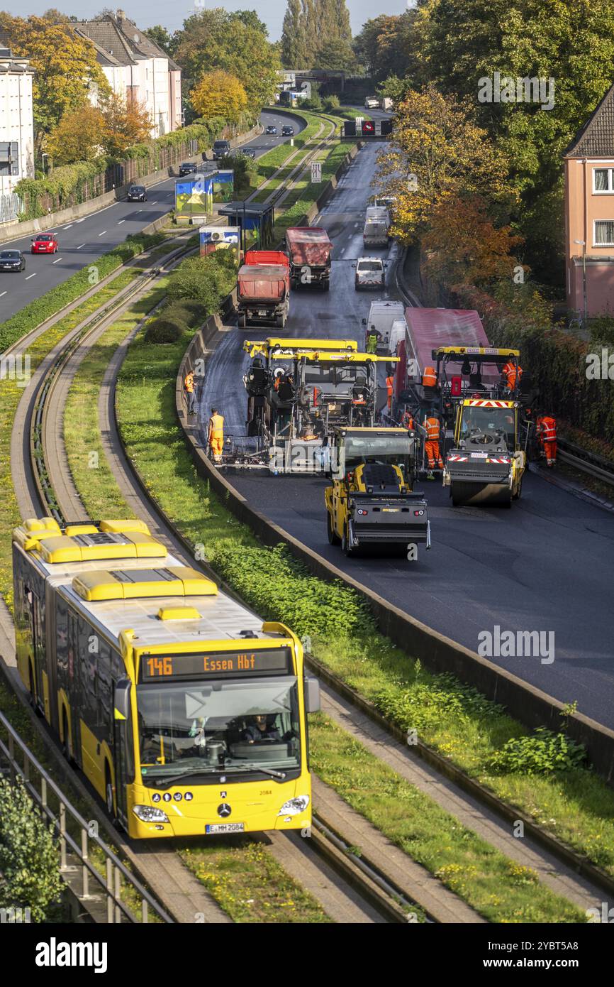 Nouvelle surface asphaltée murmure pour l'autoroute A40, dans la ville d'Essen, direction Dortmund, 95, 000 mètres carrés d'asphalte poreux seront posés Banque D'Images