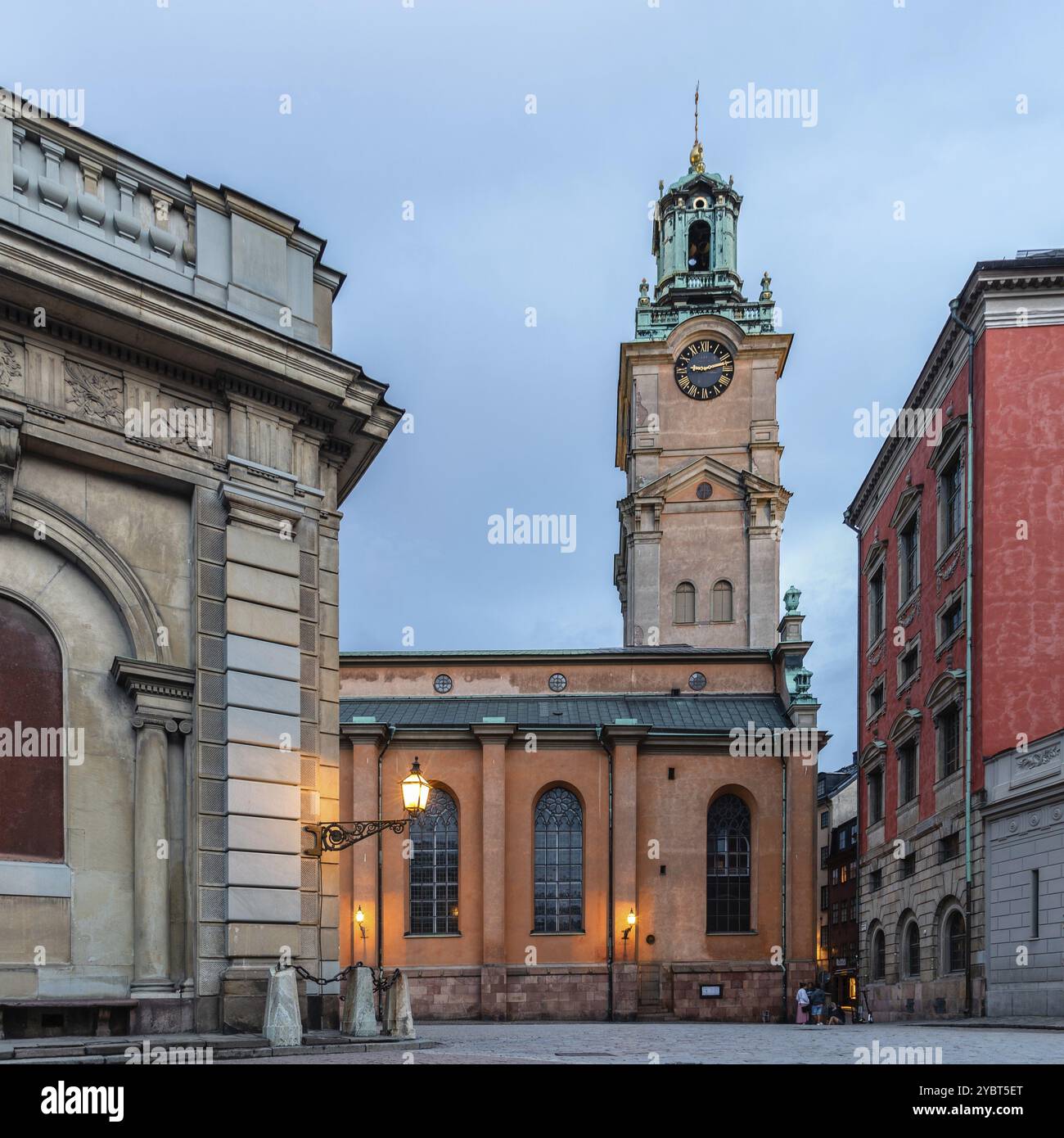 Stockholm, Suède, 8 août 2019 : vue panoramique au coucher du soleil du Palais Royal de Stockholm et de l'église Storkyrkan à Gamla Stan, Europe Banque D'Images