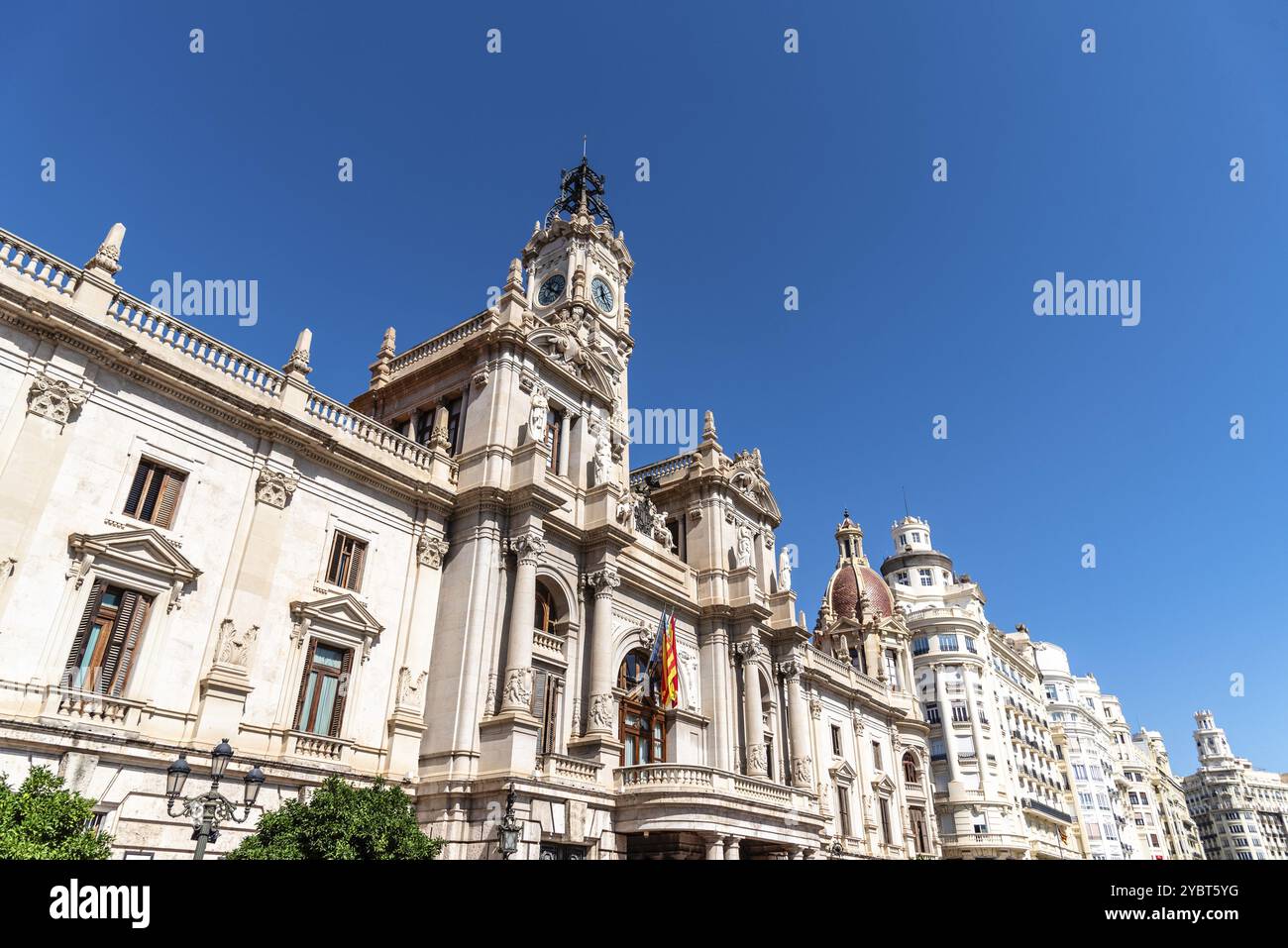 Valence, Espagne, 29 juillet 2023 : la mairie de Valence face au ciel bleu. Vue en angle bas, Europe Banque D'Images