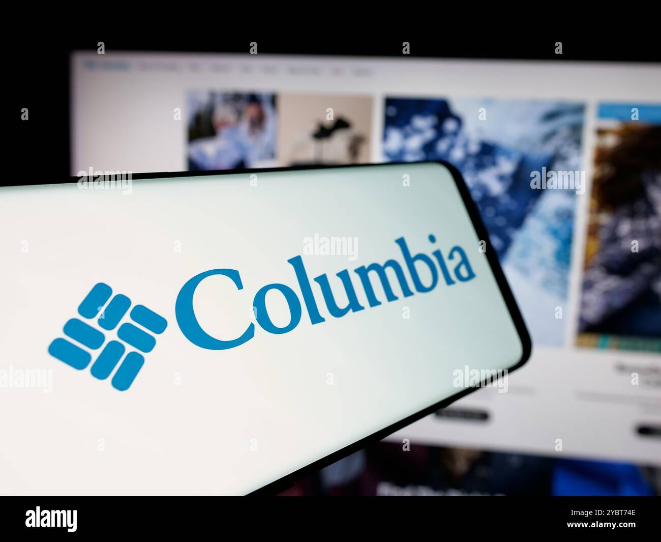 Téléphone portable avec le logo de l'entreprise américaine Columbia Sportswear Company sur l'écran en face du site Web. Mettez l'accent sur le centre-gauche de l'écran du téléphone. Banque D'Images