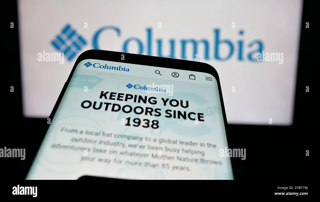 Smartphone avec le site Web de l'entreprise américaine Columbia Sportswear Company sur l'écran devant le logo de l'entreprise. Concentrez-vous sur le coin supérieur gauche de l'écran du téléphone. Banque D'Images