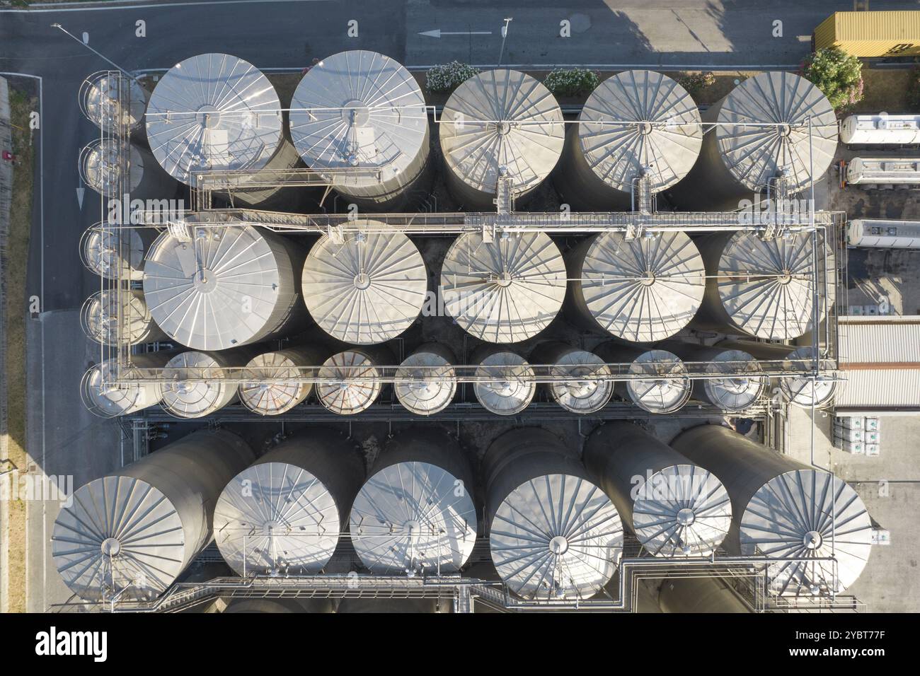 Documentation photographique aérienne de quelques silos industriels Banque D'Images