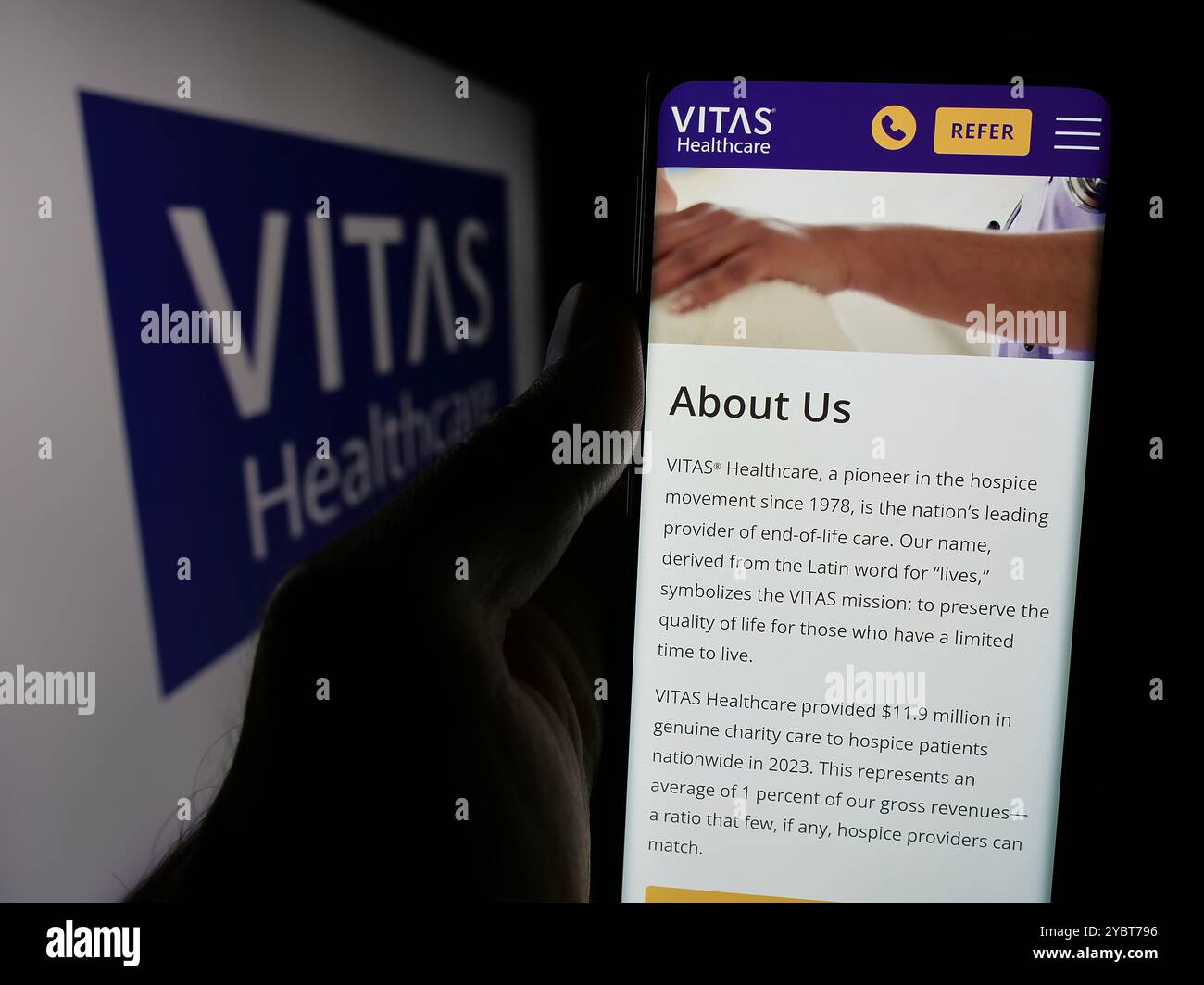Personne tenant le téléphone portable avec la page Web de la société américaine de soins de santé VITAS Healthcare sur l'écran devant le logo. Concentrez-vous sur le centre de l'écran du téléphone. Banque D'Images