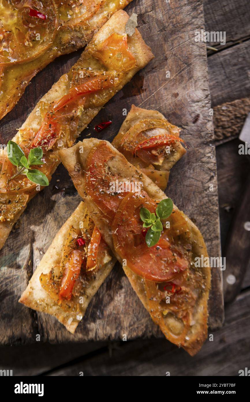 Présentation du gâteau avec de la farine de blé entier et de la tomate Banque D'Images