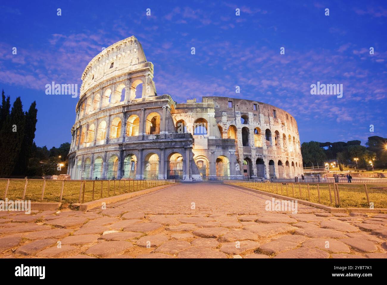 Le Colisée illuminé au crépuscule. Rome. Italie Banque D'Images