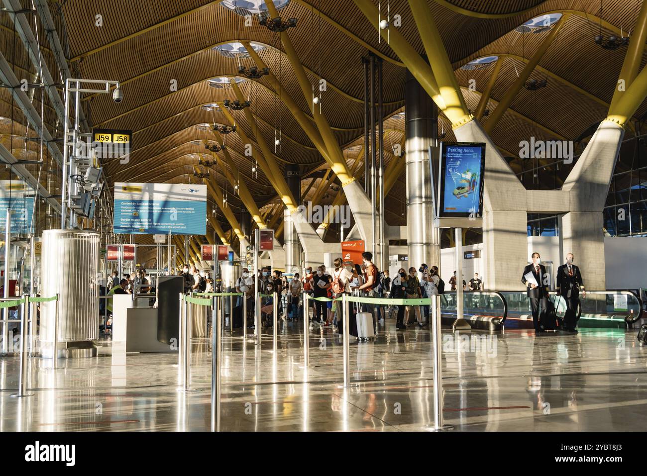 Madrid, Espagne, 2 août 2021 : Aéroport de Barajas. Borne T4. L'aéroport international Madrid-Barajas Adolfo Suarez est le principal aéroport de la capitale. Po Banque D'Images