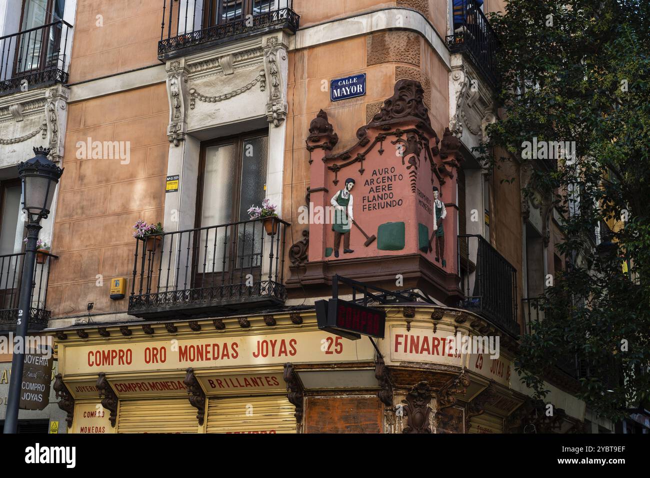 Madrid, Espagne, 11 octobre 2020 : vitrine d'un magasin d'or, de pièces de monnaie et de bijoux anciens, Europe Banque D'Images