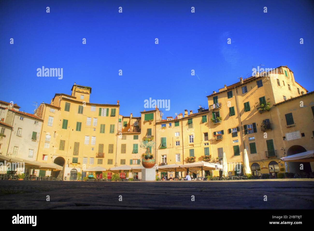 Les bâtiments caractéristiques de la Piazza dell'Anfiteatro à Lucca Italie Banque D'Images