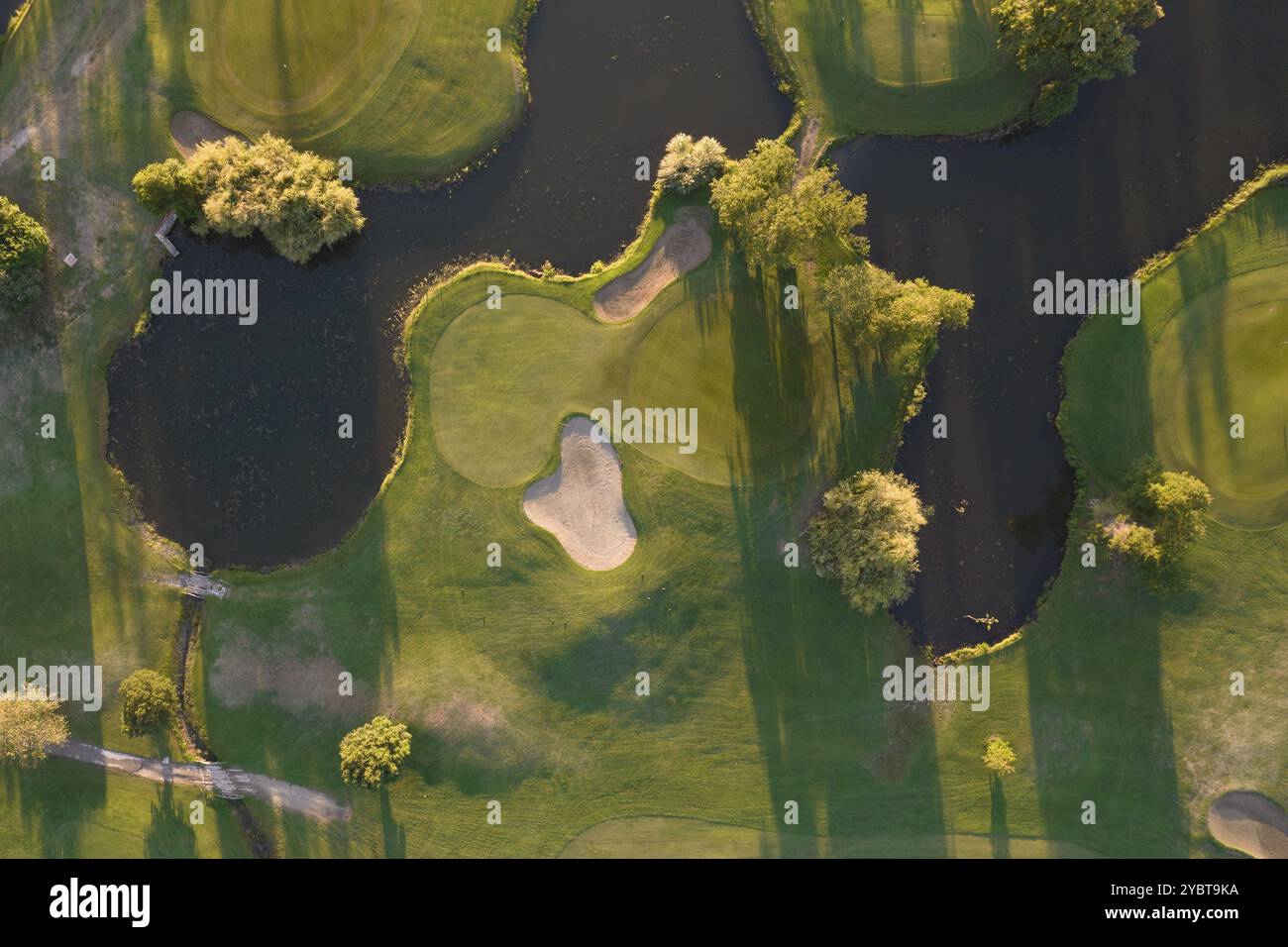 Documentation photographique aérienne d'un parcours de golf pris au coucher du soleil Banque D'Images