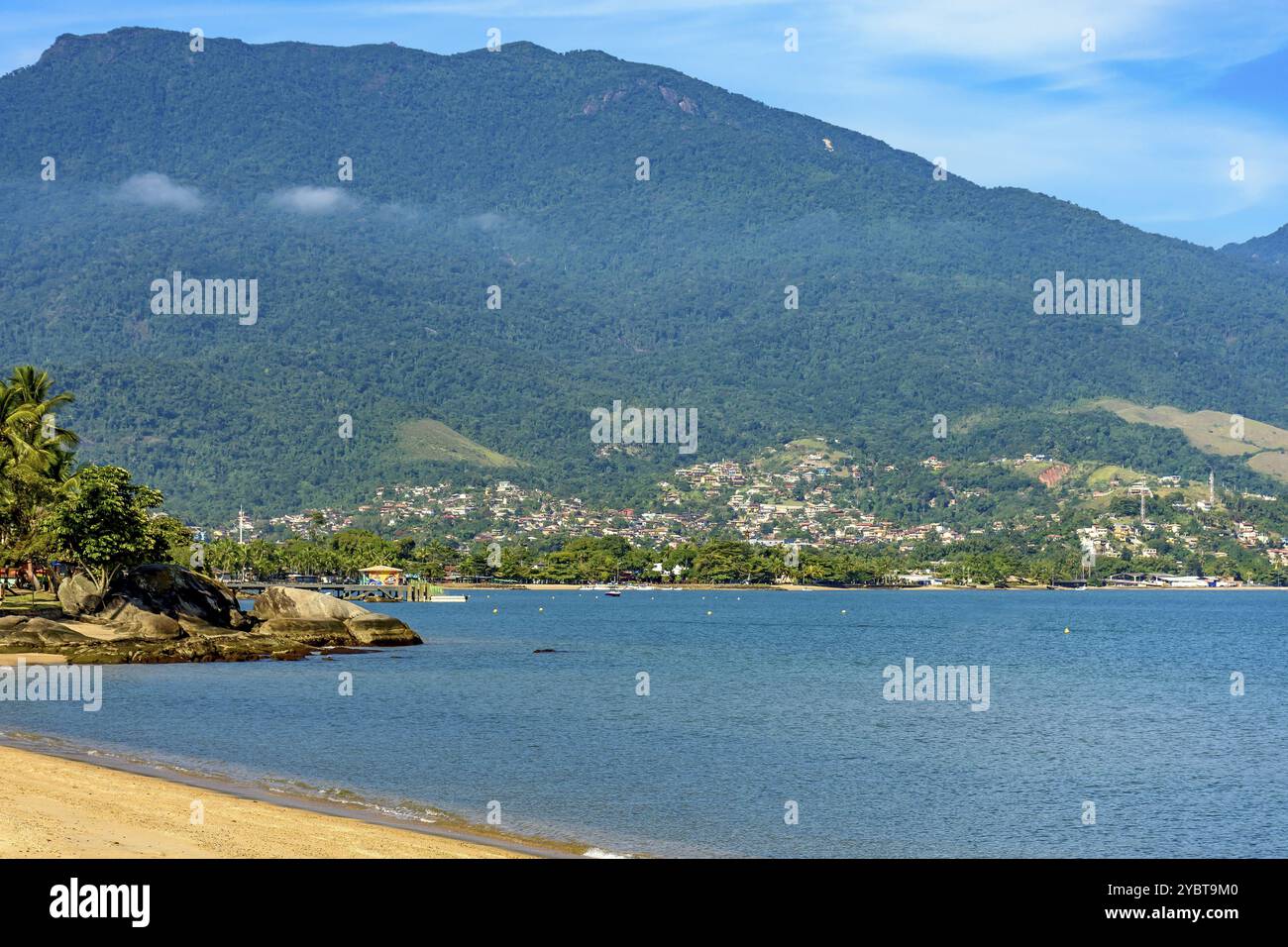 Front de mer de la ville d'Ilhabela avec ses plages, ses montagnes et ses forêts par une journée ensoleillée Banque D'Images Front de mer de la ville d'Ilhabela avec ses plages, ses montagnes et ses forêts par une journée ensoleillée Banque D'Images